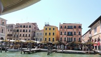 Berlokasi di tepi Grand Canal Venesia dan berdekatan dengan Jembatan Rialto yang terkenal, Pasar Rialto telah berdiri sejak awal abad ke-11. (Abxbay/wikimedia commons)
