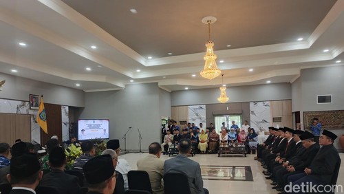 Suasana pelantikan 8 pejabat eselon II do Aula Pendopo Gubernur NTB, Rabu (17/9/2025). Ahmad Viqi/detikBali).