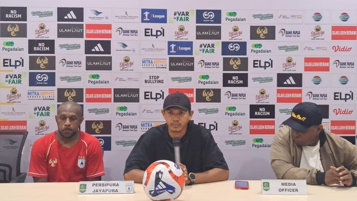 Pelatih Persipura, Ricardo Salampessy bersama pemainnya, Boas Solossa dalam sesi jumpa pers, Jumat (19/9/2025).