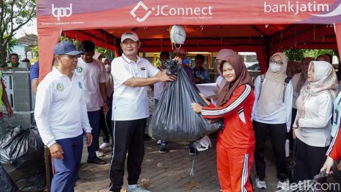 Pemkab Lamongan lakukan bersih-bersih sampah