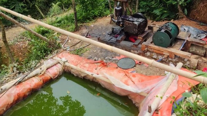 Penampakan bukti penambangan ilegal di kawasan Perhutani di Sukabumi.