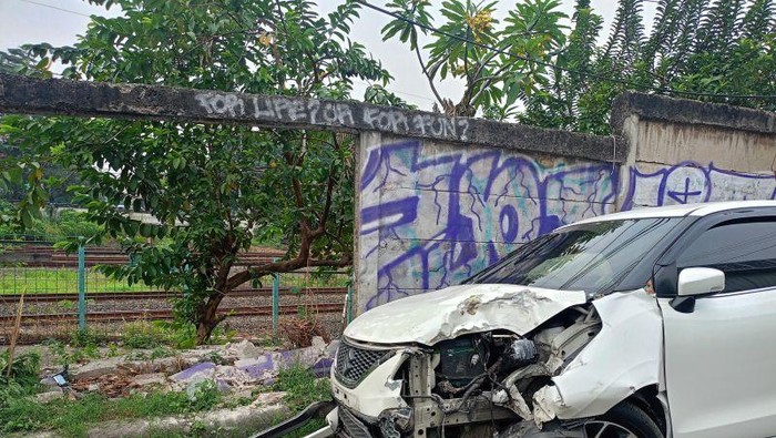 Penampakan mobil warga ringsek ditabrak Transjakarta di Cakung