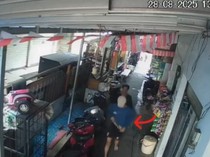 Terekam CCTV! Momen Pembunuh Selipkan Pisau Usai Tusuk Pemuda di Cilincing