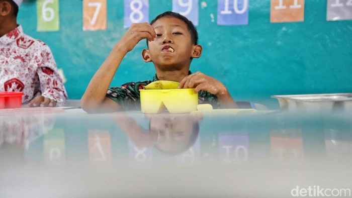 Sejumlah  murid menyantap makanan bergizi gratis (MBG) di SDN 13 Semper Barat, Cilincing, Jakarta Utara, Jumat (19/9/2025). Sekolah inimenjadi salah satu sekolah yang baru saja mendapatkan program Makan Bergizi Gratis (MBG) dari pemerintah.
