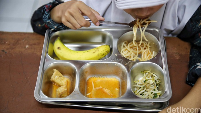 Sejumlah  murid menyantap makanan bergizi gratis (MBG) di SDN 13 Semper Barat, Cilincing, Jakarta Utara, Jumat (19/9/2025). Sekolah inimenjadi salah satu sekolah yang baru saja mendapatkan program Makan Bergizi Gratis (MBG) dari pemerintah.