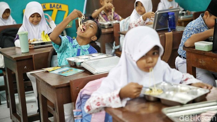 Sejumlah  murid menyantap makanan bergizi gratis (MBG) di SDN 13 Semper Barat, Cilincing, Jakarta Utara, Jumat (19/9/2025). Sekolah inimenjadi salah satu sekolah yang baru saja mendapatkan program Makan Bergizi Gratis (MBG) dari pemerintah.