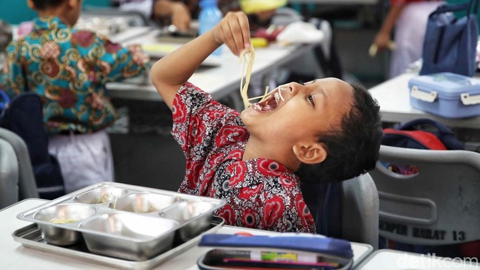 Sejumlah  murid menyantap makanan bergizi gratis (MBG) di SDN 13 Semper Barat, Cilincing, Jakarta Utara, Jumat (19/9/2025). Sekolah inimenjadi salah satu sekolah yang baru saja mendapatkan program Makan Bergizi Gratis (MBG) dari pemerintah.