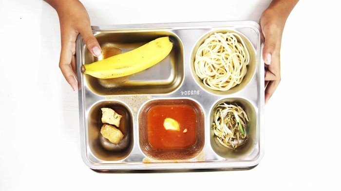 Sejumlah  murid menyantap makanan bergizi gratis (MBG) di SDN 13 Semper Barat, Cilincing, Jakarta Utara, Jumat (19/9/2025). Sekolah inimenjadi salah satu sekolah yang baru saja mendapatkan program Makan Bergizi Gratis (MBG) dari pemerintah.