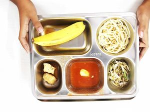 14 Siswa SMPN 2 Karimun Diduga Keracunan Usai Santap Makanan Program MBG