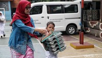 Tak hanya pada pagi hari, program MBG ini kembali hadir pada jam istirahat kedua, sekitar pukul 10.00. Anak-anak yang sudah beraktivitas belajar sejak pagi tampak kembali bersemangat saat mendapat menu bergizi tersebut.  