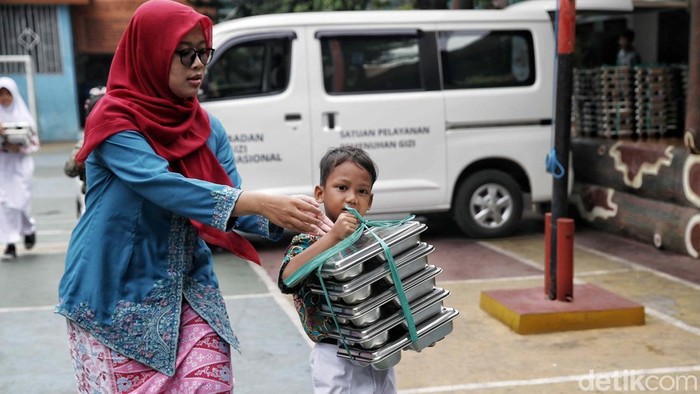 Sejumlah  murid menyantap makanan bergizi gratis (MBG) di SDN 13 Semper Barat, Cilincing, Jakarta Utara, Jumat (19/9/2025). Sekolah inimenjadi salah satu sekolah yang baru saja mendapatkan program Makan Bergizi Gratis (MBG) dari pemerintah.