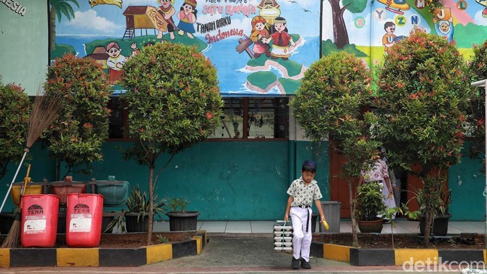 Sejumlah  murid menyantap makanan bergizi gratis (MBG) di SDN 13 Semper Barat, Cilincing, Jakarta Utara, Jumat (19/9/2025). Sekolah inimenjadi salah satu sekolah yang baru saja mendapatkan program Makan Bergizi Gratis (MBG) dari pemerintah.