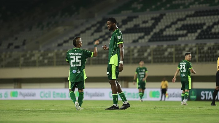 Penggawa PSS Sleman saat menghadapi Persiba Balikpapan di Stadion Maguwoharjo, Sleman, Senin (15/9/2025).