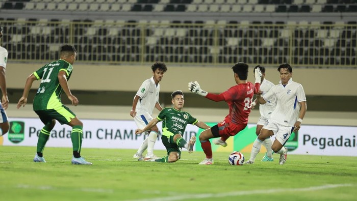 Penggawa PSS Sleman saat menghadapi Persiba Balikpapan di Stadion Maguwoharjo, Sleman, Senin (15/9/2025).