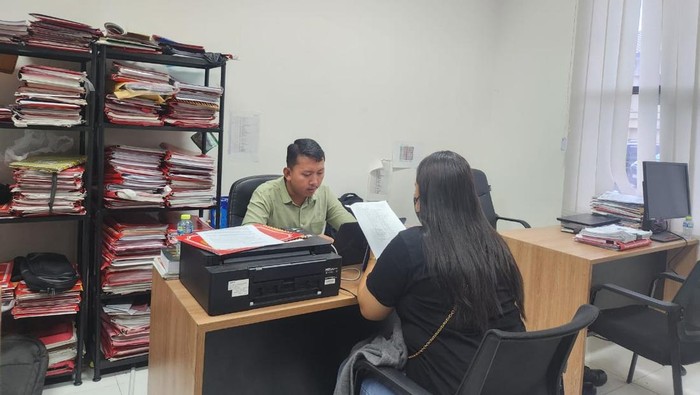 ersangka penggelapan uang milik toko fashion diamankan polisi, Jumat (19/9/2025).