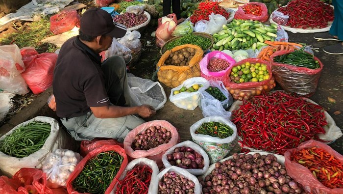 Potret penjual bahan pangan di pasar tradisional dari bawang hingga cabai