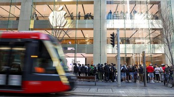 Warga mengantre di Apple Store Sydney untuk membeli iPhone 17, Jumat (19/9/2025). Peluncuran global seri terbaru ini menarik minat pecinta gadget sejak pagi. Getty Images/Izhar Khan
