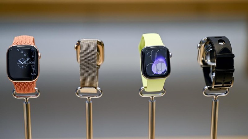 SYDNEY, AUSTRALIA - SEPTEMBER 19: One of the first customers shows the newly launched iPhone 17 after taking delivery at the Apple Store in on September 19, 2025 in Sydney, Australia. The iPhone 17 line is the next generation of iPhones and accessories to hit international markets, available today. (Photo by Izhar Khan/Getty Images)