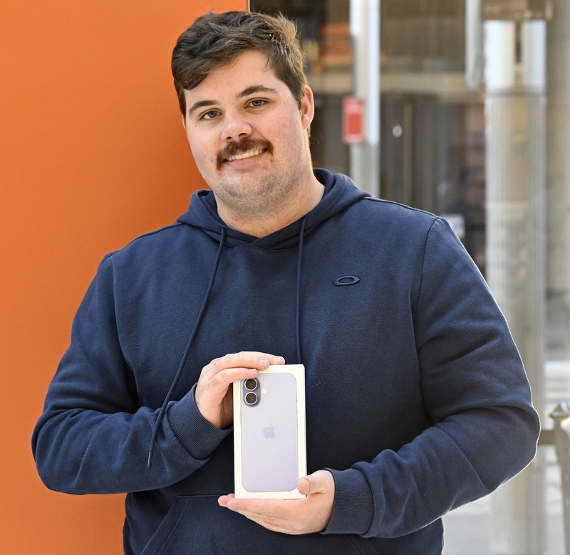 SYDNEY, AUSTRALIA - SEPTEMBER 19: One of the first customers shows the newly launched iPhone 17 after taking delivery at the Apple Store in on September 19, 2025 in Sydney, Australia. The iPhone 17 line is the next generation of iPhones and accessories to hit international markets, available today. (Photo by Izhar Khan/Getty Images)