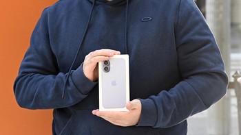 Salah satu pelanggan memperlihatkan iPhone 17 yang baru dibelinya di Sydney, Jumat (19/9/2025). Ia menjadi di antara pembeli pertama yang mendapat perangkat tersebut. Getty Images/Izhar Khan