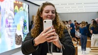 SYDNEY, AUSTRALIA - SEPTEMBER 19: One of the first customers shows the newly launched iPhone 17 after taking delivery at the Apple Store in on September 19, 2025 in Sydney, Australia. The iPhone 17 line is the next generation of iPhones and accessories to hit international markets, available today. (Photo by Izhar Khan/Getty Images)
