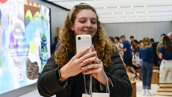 Seorang pelanggan berswafoto dengan iPhone 17 Air di dalam Apple Store Sydney, Jumat (19/9/2025). Kehadiran iPhone 17 menciptakan euforia di kalangan penggemar Apple. Getty Images/Izhar Khan