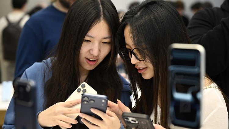 SYDNEY, AUSTRALIA - SEPTEMBER 19: One of the first customers shows the newly launched iPhone 17 after taking delivery at the Apple Store in on September 19, 2025 in Sydney, Australia. The iPhone 17 line is the next generation of iPhones and accessories to hit international markets, available today. (Photo by Izhar Khan/Getty Images)