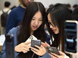 Penjualan Perdana iPhone 17 Disambut Meriah di Apple Store Sydney