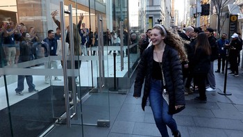 Pelanggan berlarian ke dalam Apple Store Sydney untuk membeli iPhone 17, Jumat (19/9/2025). Antusias ini menunjukkan ketertarikan bukan hanya terhadap satu produk tapi keseluruhan ekosistem Apple. Getty Images/Izhar Khan