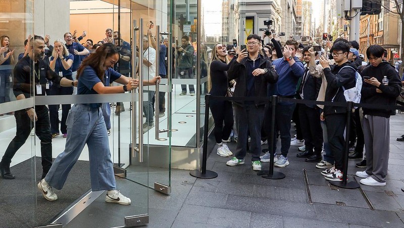 SYDNEY, AUSTRALIA - SEPTEMBER 19: One of the first customers shows the newly launched iPhone 17 after taking delivery at the Apple Store in on September 19, 2025 in Sydney, Australia. The iPhone 17 line is the next generation of iPhones and accessories to hit international markets, available today. (Photo by Izhar Khan/Getty Images)