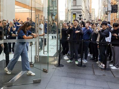 Penjualan Perdana iPhone 17 Disambut Meriah di Apple Store Sydney