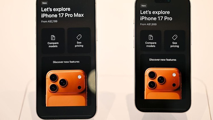 SYDNEY, AUSTRALIA - SEPTEMBER 19: The newly launched Apple iPhone 17 Pro (R) and Pro Max are seen on display at the Apple Store in Sydney’s CBD on September 19, 2025, in Sydney, Australia. The iPhone 17 line and related accessories hit international markets today. (Photo by Izhar Khan/Getty Images)