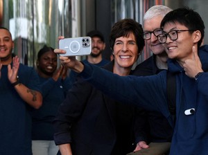 Video: CEO Apple Sambut Pembeli iPhone 17 di New York