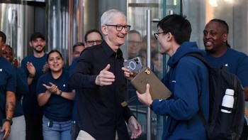 CEO Apple Tim Cook menyapa pelanggan yang datang membeli iPhone 17 saat penjualan perdana di Apple Store, New York, Jumat (19/9/2025). Foto: REUTERS/Shannon Stapleton