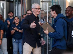 Tim Cook Sambut Pelanggan Saat Penjualan Perdana iPhone 17 di New York
