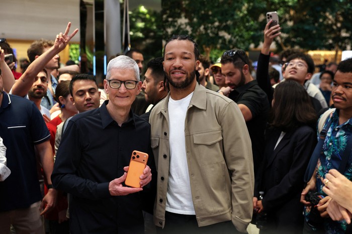 Apple CEO Tim Cook poses with NBA New York Knicks Jalen Brunson, as the iPhone 17 series goes on sale, at the Apple Store in New York City, U.S., September 19, 2025. REUTERS/Shannon Stapleton