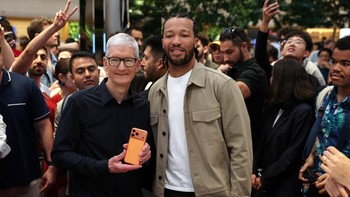 CEO Apple Tim Cook berpose dengan pemain NBA New York Knicks Jalen Brunson saat seri iPhone 17 mulai dijual di Apple Store, New York City. Ratusan penggemar antre sejak pagi demi menjadi yang pertama memiliki iPhone 17, menandai peluncuran global seri terbaru smartphone Apple. Foto: REUTERS/Shannon Stapleton
