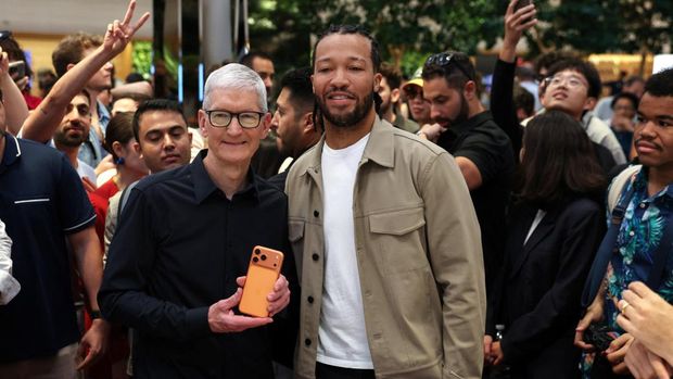 Apple CEO Tim Cook poses with NBA New York Knicks Jalen Brunson, as the iPhone 17 series goes on sale, at the Apple Store in New York City, U.S., September 19, 2025. REUTERS/Shannon Stapleton
