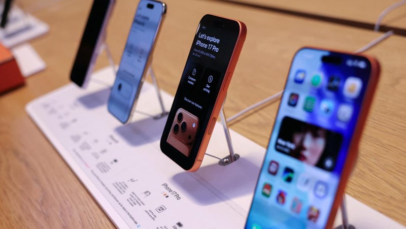 The iPhone 17 series stands on display at the Apple Store in New York City, U.S., September 19, 2025. REUTERS/Shannon Stapleton