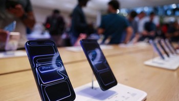 Seri iPhone 17 dipajang di Apple Store, New York City, AS. Deretan pelanggan menjajal dan membeli seri terbaru smartphone Apple tersebut. Foto: REUTERS/Shannon Stapleton
