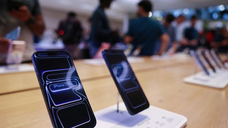 Penjualan Perdana iPhone 17, Tim Cook Sambut Langsung Pelanggan di Apple Store New York The iPhone 17 series stand on display at the Apple Store in New York City, U.S., September 19, 2025. REUTERS/Shannon Stapleton