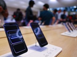 Tim Cook Sambut Pelanggan Saat Penjualan Perdana iPhone 17 di New York