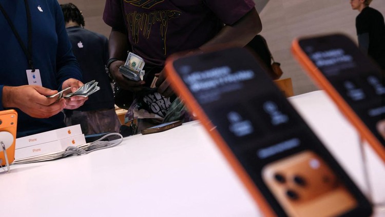 Penjualan Perdana iPhone 17, Tim Cook Sambut Langsung Pelanggan di Apple Store New York A man purchases an iPhone 17 series with cash at the Apple Store in New York City, U.S., September 19, 2025. REUTERS/Shannon Stapleton