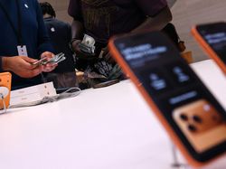 Tim Cook Sambut Pelanggan Saat Penjualan Perdana iPhone 17 di New York