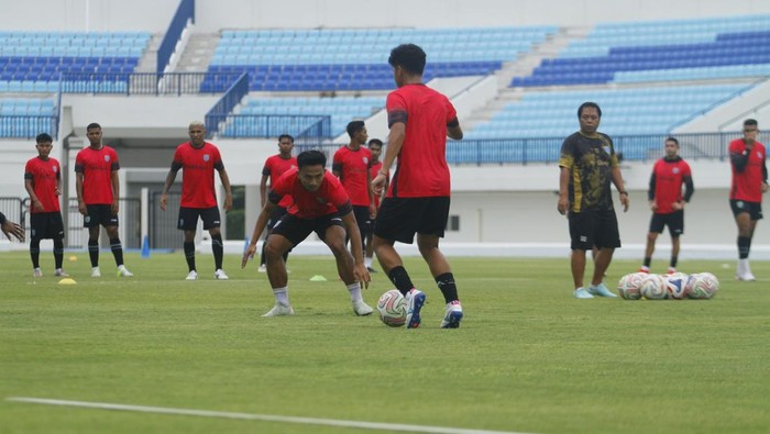Para pemain Persela menjalani sesi latihan di Stadion Surajaya Lamongan