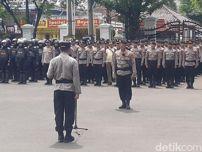 Persiapan pengamanan demo warga Pati di halaman Kantor Bupati Pati, Jumat (19/9/2025).