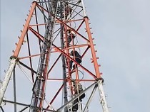 Aksi Nekat Pria Coba Lompat dari Tower Usai Diduga Akan Curi Penguat Sinyal
