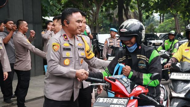 Polda Metro Jaya menggelar 'Jumat Peduli', berbagi dengan komunitas ojol, Jumat (19/9/2025).