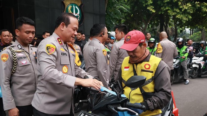 Polda Metro Jaya menggelar Jumat Peduli, berbagi dengan komunitas ojol, Jumat (19/9/2025).