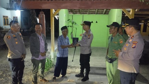 Polisi dan warga ronda jaga malam di Satkamling Sentajo Raya Kuansing, Kamis (18/9/2025).